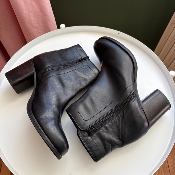 Like NEW Frye Addie Double Zip Boot - Picture 2 of 9